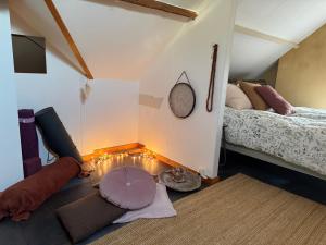 ein Dachzimmer mit einem Bett und einem Regenschirm in der Unterkunft Slowflower in Ophemert