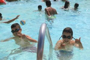 a group of children playing in a swimming pool at ZEcamping 4 étoiles chiens acceptés piscine chauffée et toboggans in Portiragnes