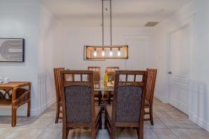 a dining room with a table and chairs at Magnifique condo 2 chambres in Beaupré