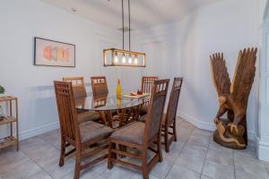 a dining room with a table and chairs at Magnifique condo 2 chambres in Beaupré
