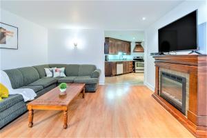 a living room with a couch and a fireplace at Magnifique condo 2 chambres in Beaupré