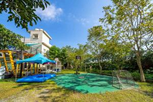 a swimming pool with a playground in front of a house at 宜蘭81 Boat輕旅 寵物友善 小團體包棟 獨棟villa in Jiaoxi