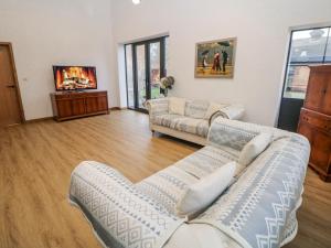 a living room with two couches and a tv at Courtyard View in Ashbourne