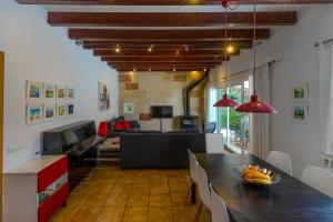a living room with a table and a couch at Villa Sargantana Negra in Binibeca