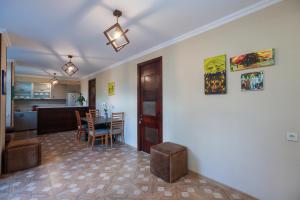 ein Wohnzimmer mit einem Tisch und einer Küche in der Unterkunft Syune Mini Hotel in Gjumri
