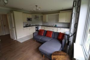 a living room with a couch and a kitchen at Bracknell Spacious 2 Bedroom Apartment in Bracknell