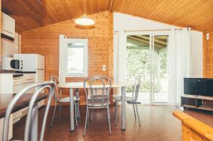 a kitchen and dining room with a table and chairs at Chalet 3 étoiles - Piscine - eebbhf in Beynat
