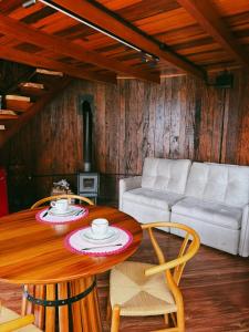 a living room with a table and a couch at Pousada tanoeiro cabana Carvalho in Monte Belo