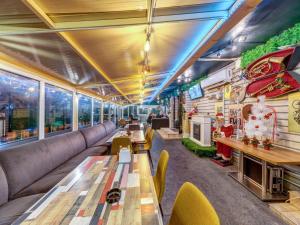 ein Restaurant mit Tischen und Stühlen und einer Fensterfront in der Unterkunft Hotel Elit in Dewin