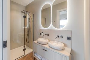 a bathroom with two sinks and a shower at Seinhuis Post VI in Amersfoort +3 photos