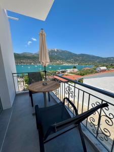 a balcony with a table and an umbrella at Chakalaka Resort in Vlikhón