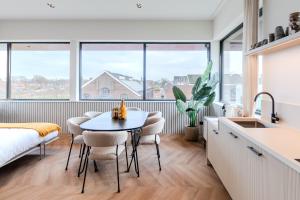 a kitchen and dining room with a table and chairs at Seinhuis Post VI in Amersfoort