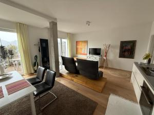 a living room with two chairs and a table at Ferienwohnung Burgenblick mit Blick auf Riedenburg in Riedenburg