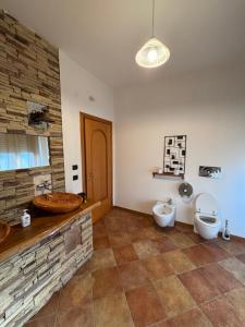 a bathroom with two sinks and two toilets at Casa Alighieri in Montalto Uffugo