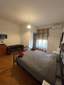 a bedroom with a bed and a couch at Casa Alighieri in Montalto Uffugo