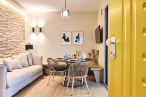 a living room with a couch and a table and chairs at À la plage B in San Benedetto del Tronto