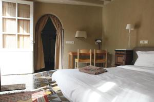 a bedroom with a large white bed and a table at Rosario in Bever