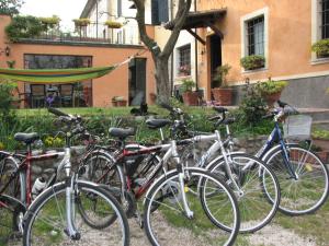 a group of bikes parked in front of a building at B&B Casale Onida in Volta Mantovana
