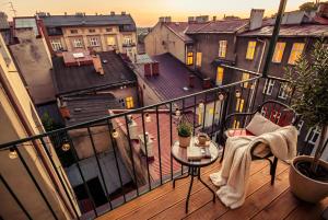 ein Balkon mit Tisch und Blick auf eine Stadt in der Unterkunft Upper Apart in Cieszyn