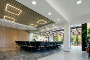 a conference room with a long table and chairs at Pensiunea Mama Cozonacilor in Bran