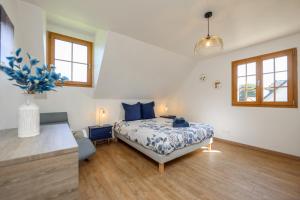 a bedroom with a bed and a vase of flowers at Gîte À la Bonne Compagnie in Preures