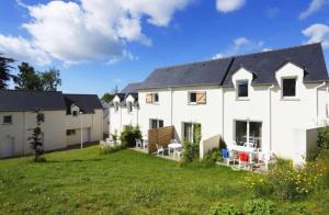 a large white house with a large yard at ZEcamping 3 étoiles pet friendly piscine chauffée et piscine couverte in Audierne