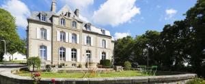 a large white house with a garden in front of it at ZEcamping 3 étoiles pet friendly piscine chauffée et piscine couverte in Audierne