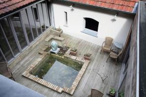 an overhead view of a patio with a swimming pool at Poëziehotel Surplace in Bever