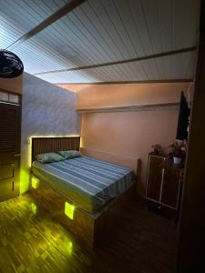 a bedroom with a bed in a room at Sereia beach chalé in Icapuí