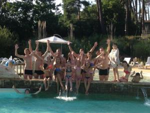 a group of people in the water at a swimming pool at ZEcamping 4 étoiles animaux acceptés tennis pataugeoire in Tamniès
