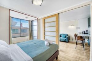 a bedroom with a bed and a desk and a chair at Espacio Viña- 1D with Wifi in Viña del Mar