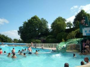 a group of people in a swimming pool at ZEcamping 3 étoiles pet friendly animations piscine chauffée in Merdrignac