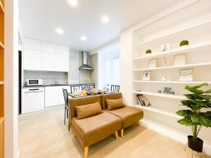 a living room with a couch and a table at Modern 3 Bedroom Apartment Near Belém Lisbon Upto 5 Guests in Cruz Quebrada