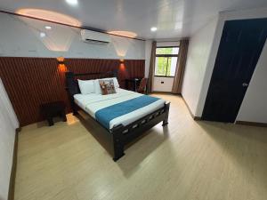 a bedroom with a large bed in a room at Hotel Wilson Rio Claro in Río Claro