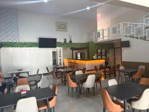 a restaurant with tables and chairs in a room at Hotel Wilson Rio Claro in Río Claro