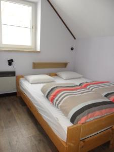 two twin beds in a room with a window at Schophemmerhoeve in Voeren