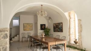 a dining room with a table and chairs at Domaine de la Bedosse in Alès