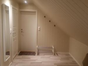 a hallway with a bench next to a door at Ormåsen Loft in Ormåsen