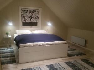 1 dormitorio con 1 cama grande en el ático en Ormåsen Loft, en Ormåsen