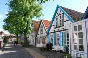 a street in the old town of bergen at Residenzen am Kirchenplatz in Warnemünde +86 photos
