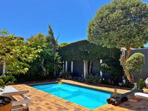 a swimming pool in the yard of a house at Derby in Lakeside