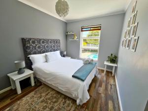 a bedroom with a white bed and a window at Derby in Lakeside