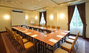 una gran sala de conferencias con una mesa larga y sillas en Ipoly Hotel Boutique Rooms & Suites, en Balatonfüred