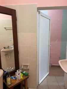 ein Badezimmer mit Waschbecken, Toilette und Spiegel in der Unterkunft Rancho House in Cancún