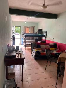 ein Wohnzimmer mit Sofa und Bett in der Unterkunft Rancho House in Cancún