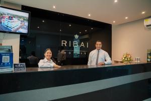 a man and woman standing behind a counter in a bar at Ribai Hotels -Riohacha in Ríohacha +9 photos