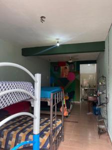ein Zimmer mit einem Etagenbett in einem Zimmer in der Unterkunft Rancho House in Cancún