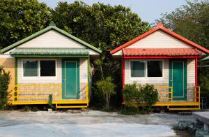 dos casas coloridas estacionadas una al lado de la otra en Kenting Dajianshan Cabin en Kenting