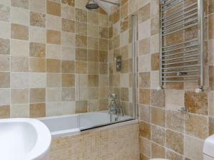 a bathroom with a bath tub and a sink at 2 Bed in Wadebridge oc-82681 in Little Petherick +14 photos