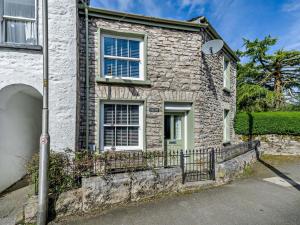 a stone house with a street light in front of it at 1 Bed in Kendal oc-94210 in Kendal